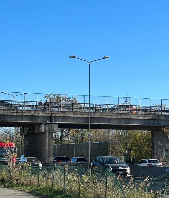 Minaccia di gettarsi dal ponte sopra la 336. Salvato dalla Polizia