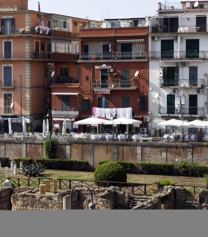 Terremoto: paura e gente in strada, bottiglie e articoli a terra in supermercati