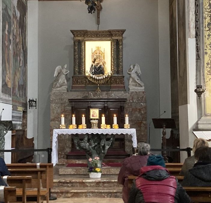Aspettando la preghiera insieme in Santa Maria: l'icona, sotto la statua della Madonna dell'Aiuto