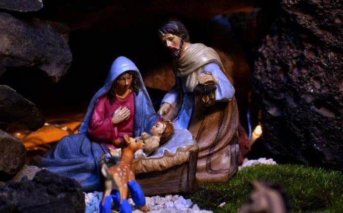 L'omaggio di Lussurzesa con le zampine medicate al Bambino: il presepe che commuove tutti