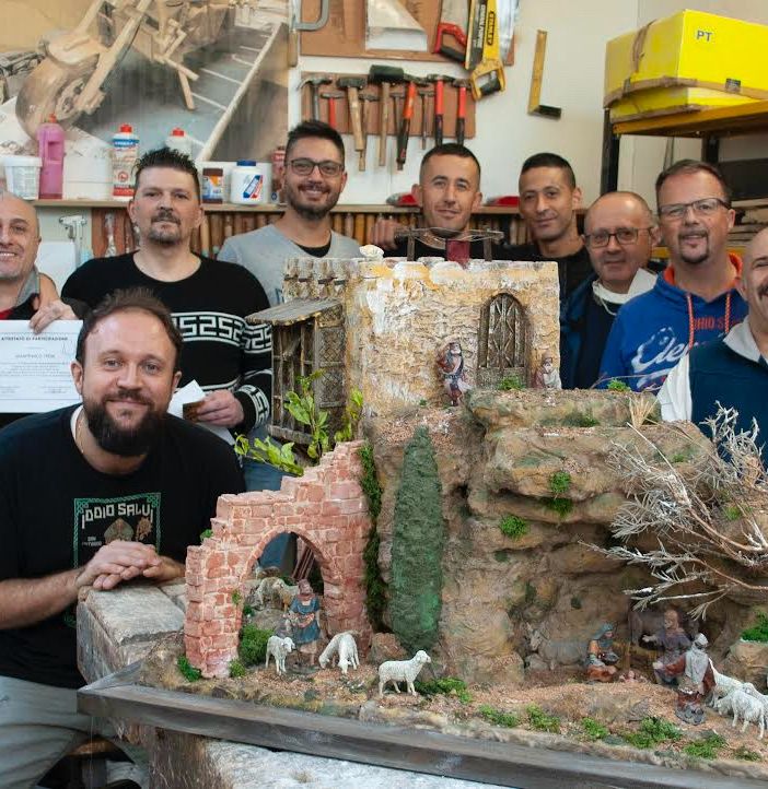 Il presepe che ridà speranza ai detenuti e sorrisi ai loro bambini: «Il Bambinello sia l'antidoto al virus della disperazione»