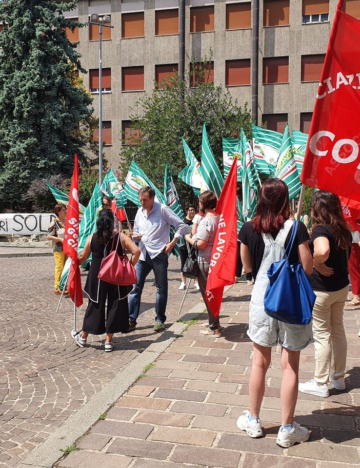 Dipendenti della cooperativa in presidio davanti al municipio. Poi l’incontro con l’amministrazione