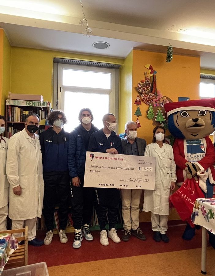 VIDEO E FOTO. «Grazie Pro Patria dalla Pediatria, scaldi il cuore dei nostri bambini»