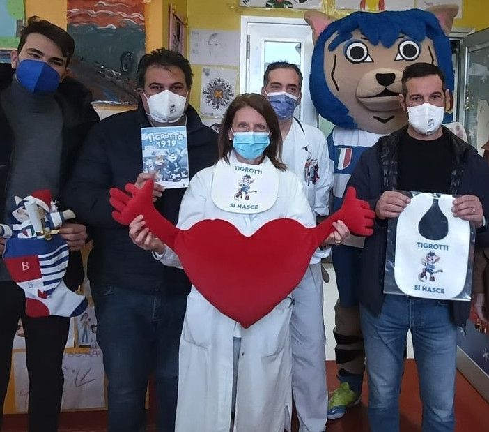 Il Tigrotto e la Pro Patria portano un sorriso ai bimbi dell’ospedale di Busto Arsizio