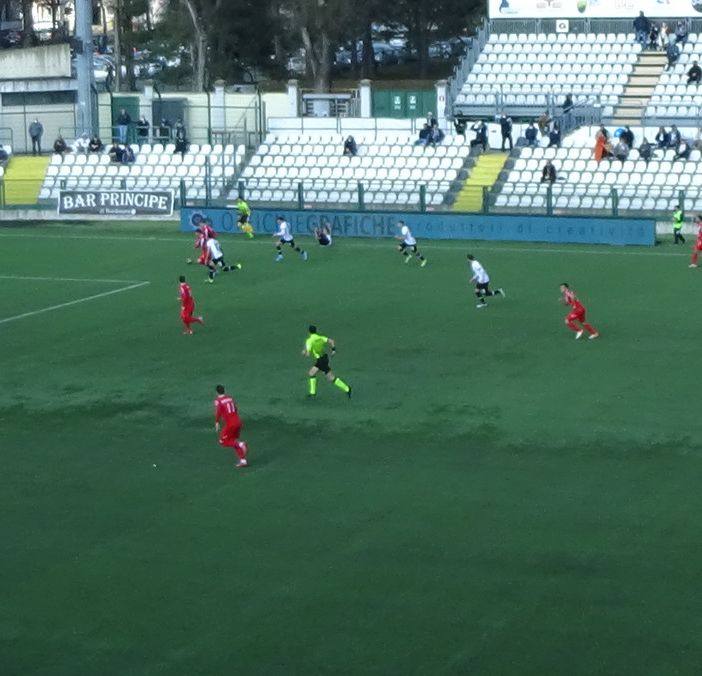 Un'azione della partita gli ultras