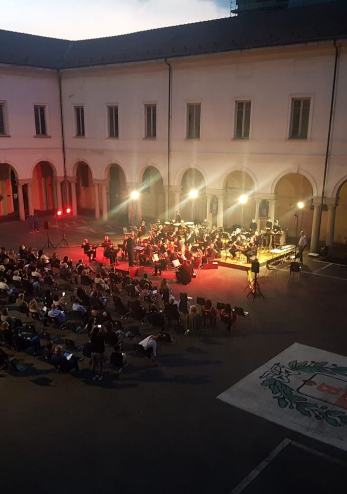 Il concerto nel cortile municipale a Busto