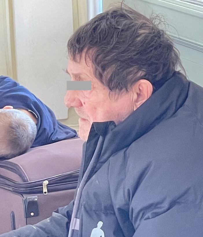 Un'immagine scattata da Bruno Carenini: un anziano e un bimbo, tra i profughi ammutoliti in Polonia