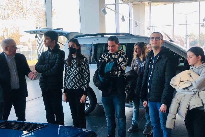 VIDEO. I giovani di “Progetti fantasia” alla scoperta del mondo delle auto elettriche
