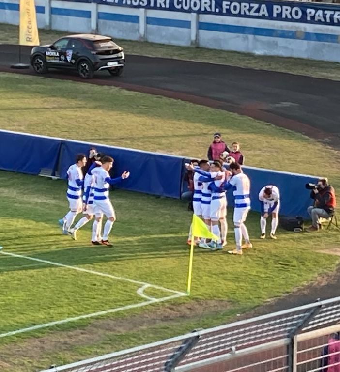 L'abbraccio dopo il gol domenica