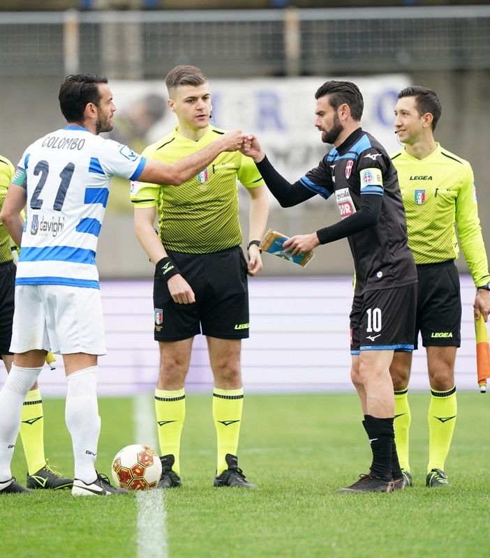 L'avvio di un derby ad alta tensione allo Speroni (foto di Marco Giussani)