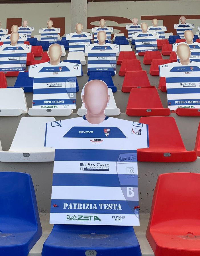 Le sagome comparse allo stadio Speroni per i playoff: davanti, quella di Patrizia Testa (foto Pro Patria)