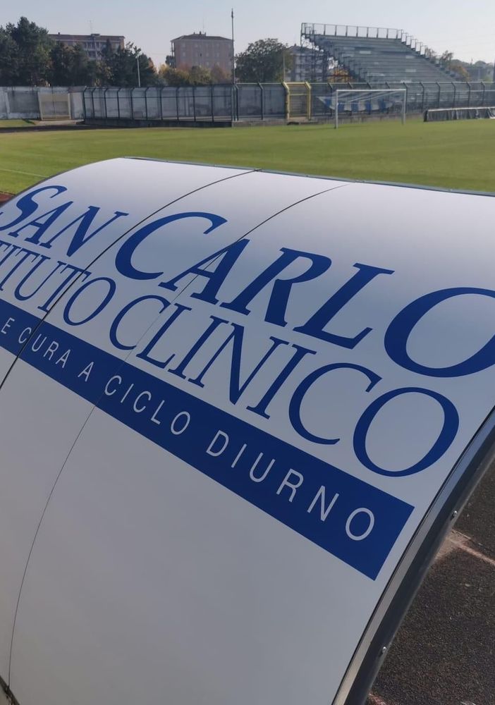 Le panchine con il logo del San Carlo