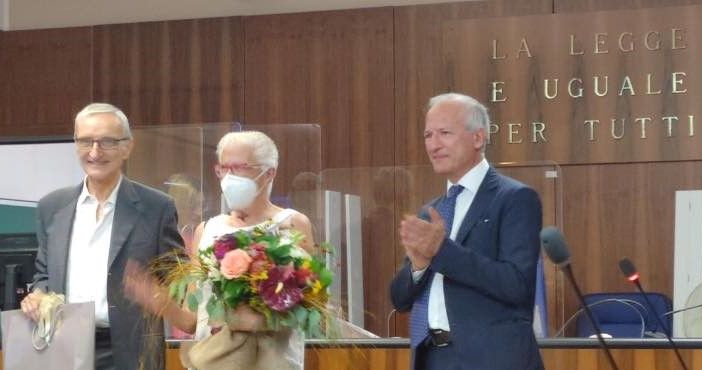 L'avvocato Proserpio, a sinistra, festeggiato dai colleghi per i suoi 50 anni di professione (foto dal profilo Facebook dell'ordine degli avvocati di Milano)