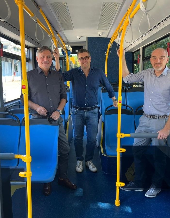 Ecologia e sicurezza: il sindaco “collauda” il nuovo pullman di Gallarate