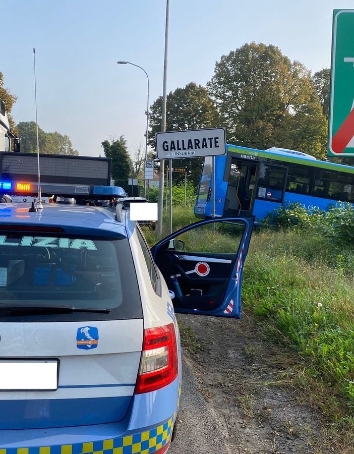 Pullman rubato nella notte spunta nel torrente