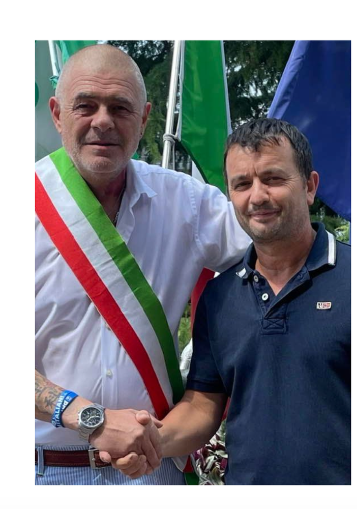 Il sindaco con Vladimir, l'ultimo neo cittadino italiano