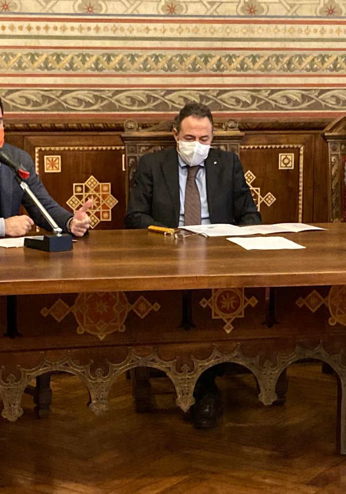 Mascherine all'aperto per un Natale sicuro? Il sindaco di Legnano: «Al lavoro sull'ordinanza»