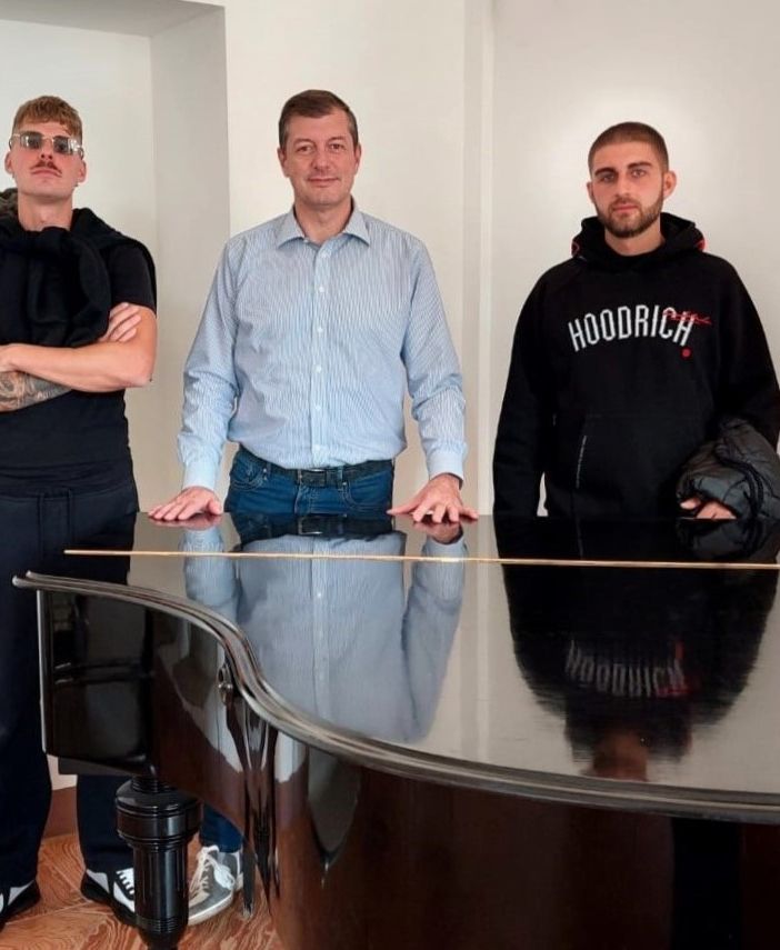 Una canzone, un video per raccontarsi in paese. E la sala giunta di Gorla Maggiore diventa set