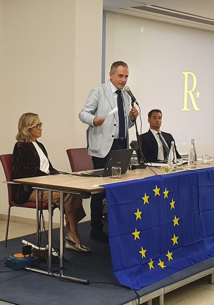 I Repubblicani di Reguzzoni si presentano e fanno il pieno: «Costruiamo insieme un movimento popolare di massa»