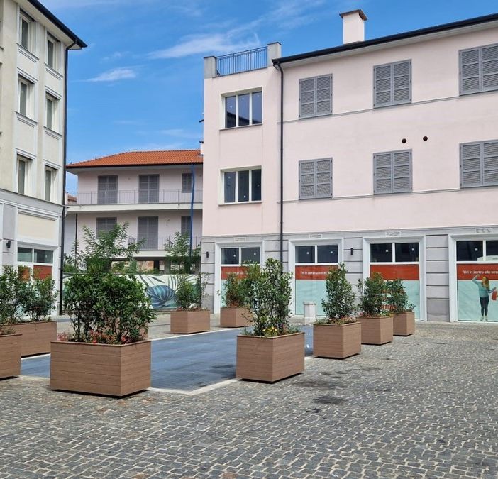 Busto, tra le polemiche sulle piante spuntano le fioriere nella piazza delle Dimore Liberty