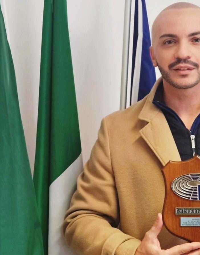 L’artista Alfonso Restivo premiato dal Parlamento europeo per la lotta contro il femminicidio