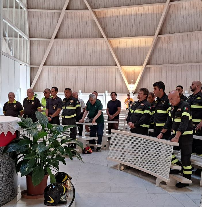 L'omaggio ai vigili del fuoco morti durante l'incendio in Basilicata