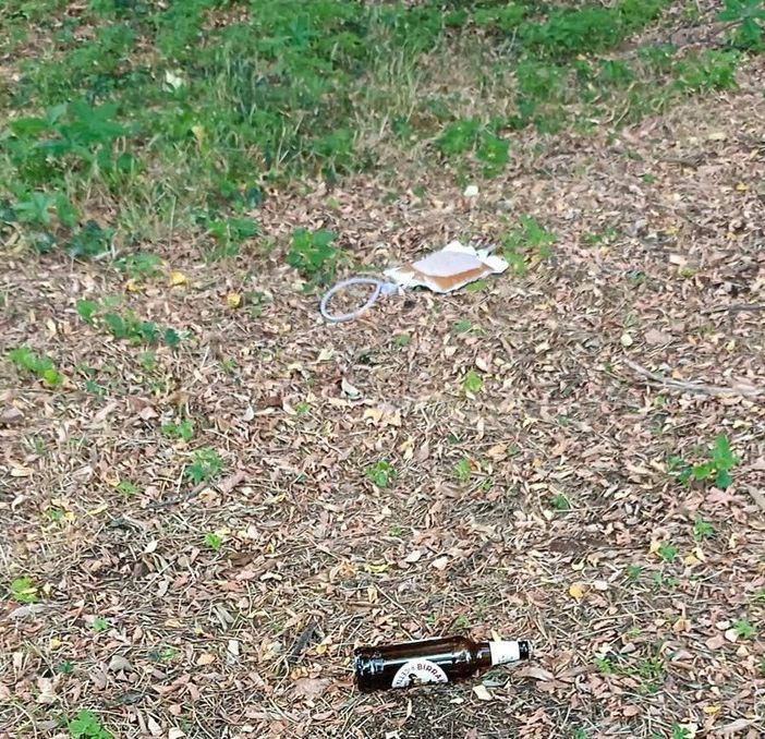 Ancora rifiuti vicino alla Cascina dei Poveri. Spunta persino una sacca di urina