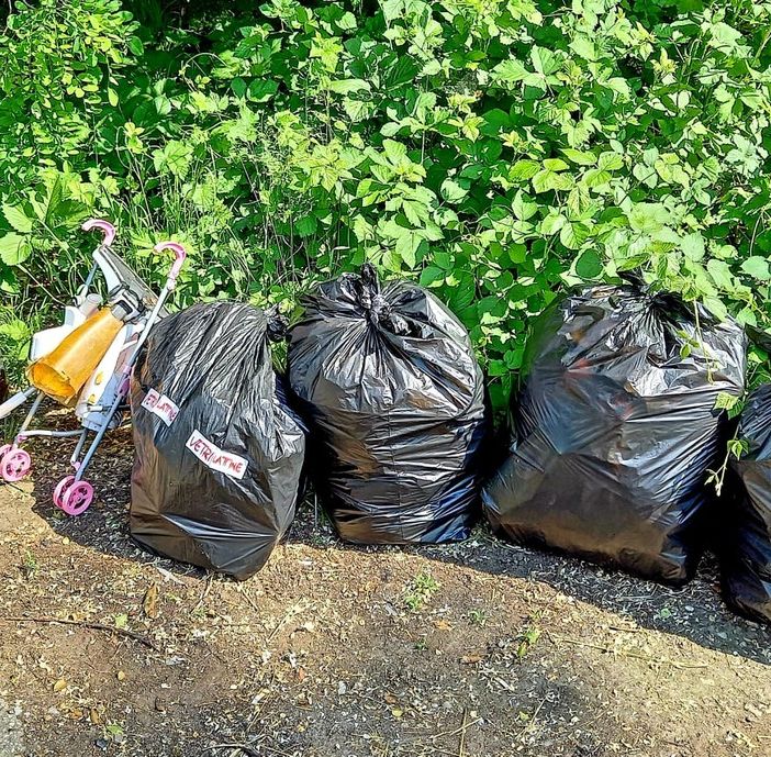Strade Pulite, attorno a Malpensa recuperati plastica, un passeggino e... bottiglie di urina
