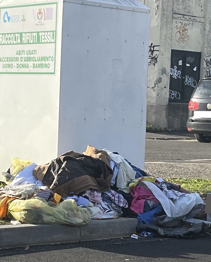 LA FOTO. Rifiuti, un'immagine che ispira una domanda: ma siamo a Busto Arsizio?