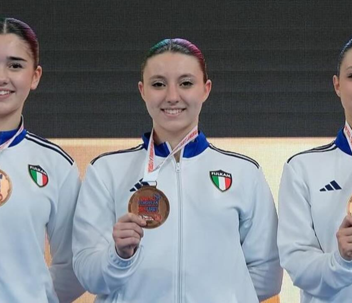 La nazionale femminile italiana: al centro l'atleta solbiatese. Foto dalla pagina di Roberta Dominici - Skorpion Karate