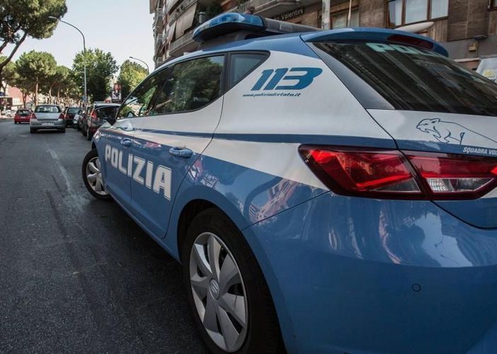 Neonato trovato morto tra scogli, rintracciata la madre
