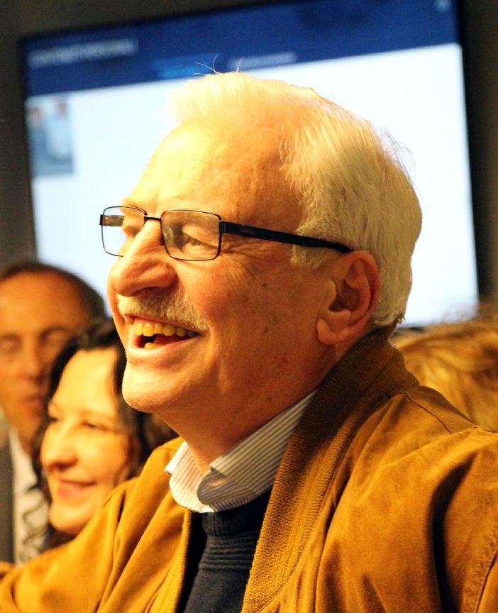 Il cavalier Romeo Mazzucchelli (da una foto della festa Ascom quando concluse il mandato) è una figura di riferimento anche per il sociale in città