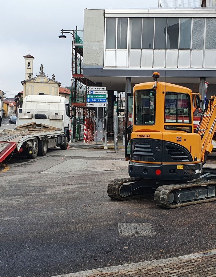 FOTO. A San Michele sono iniziati i lavori: la rotonda diventa definitiva
