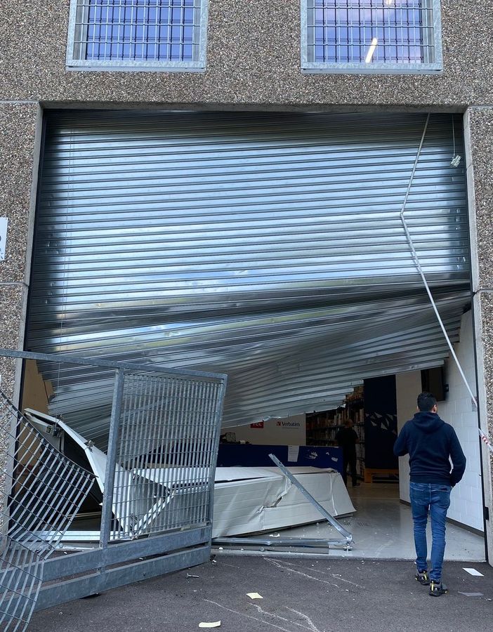 La spaccata della banda di professionisti in via Caboto a Fagnano. Sotto, le strade ancora bloccate dai furgoni La spaccata della banda di professionisti in via Caboto a Fagnano. Sotto, le strade ancora bloccate dai furgoni