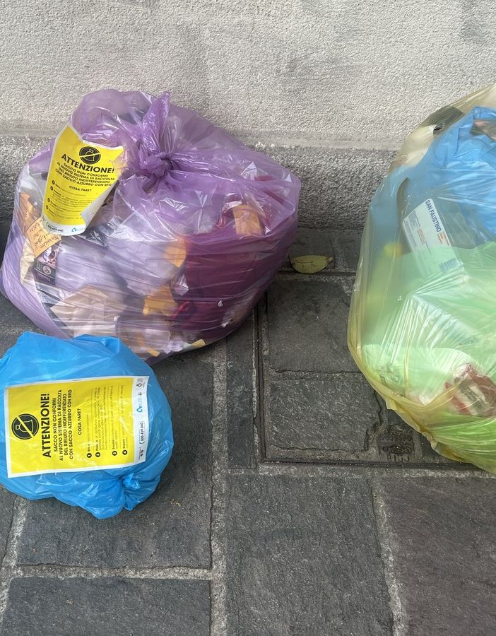 Sacchi non conformi questa mattina in via San Gregorio, pieno centro di Busto