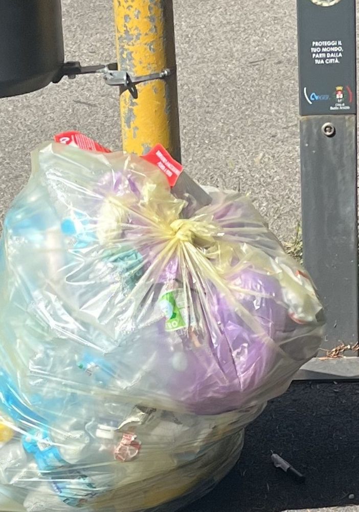 Il sacco conferito erroneamente che ancora stamattina era davanti alle scuole Bertacchi di Busto