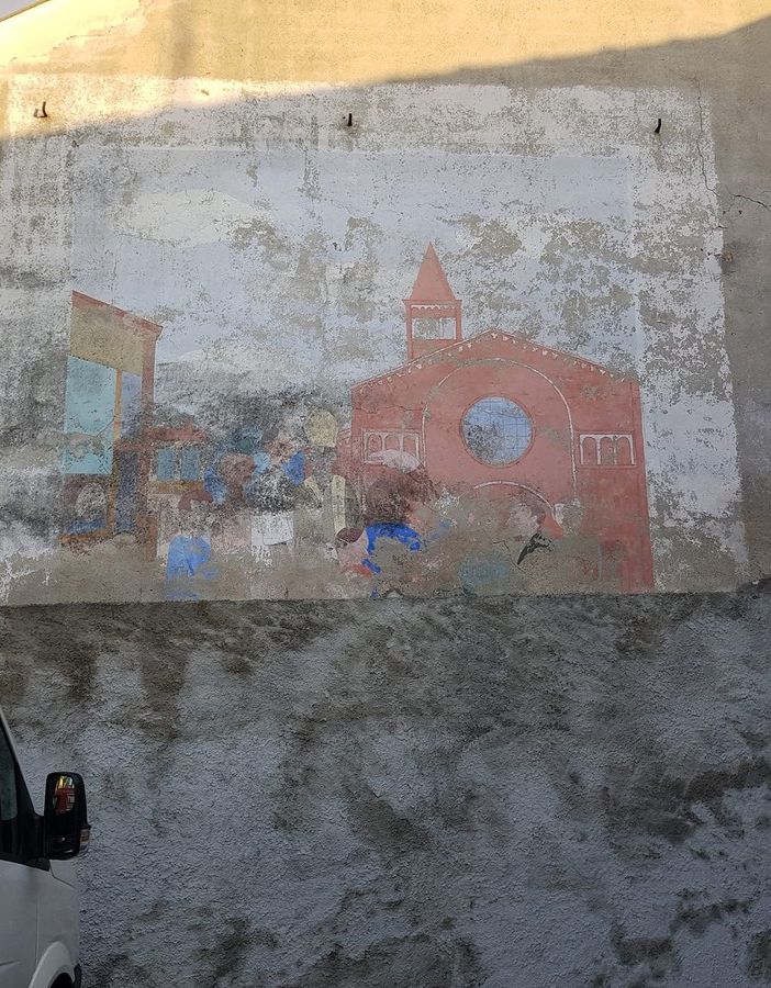 A Sacconago eccesso di zelo nella pulizia al vecchio oratorio: via metà degli storici murales