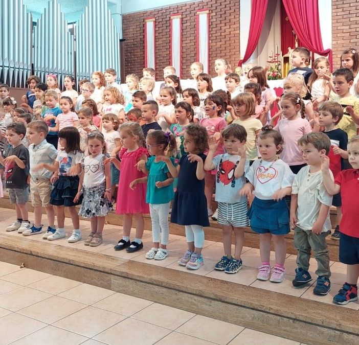 VIDEO. I piccoli del San Giovanni Bosco cantano per salutare l’anno scolastico
