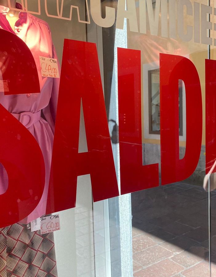 Saldi, per i commercianti in centro «non sono quelli di 10 anni fa»