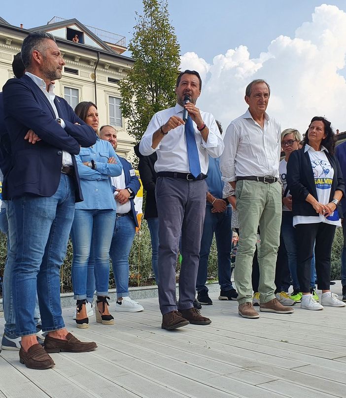 Salvini: «A Busto squadra che vince non si cambia». Dal palco i «no a ius soli, droga libera e obbligo vaccinale»