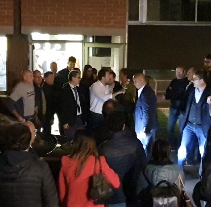 Salvini tra i militanti all'uscita dall'assemblea