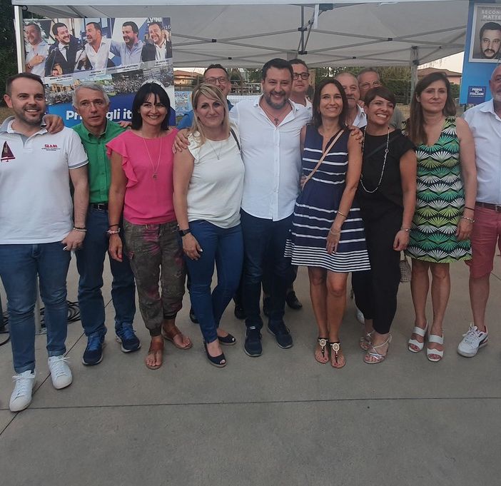 Salvini con i sindaci della Lega. Sotto, le foto scattate a Caronno e Arcisate