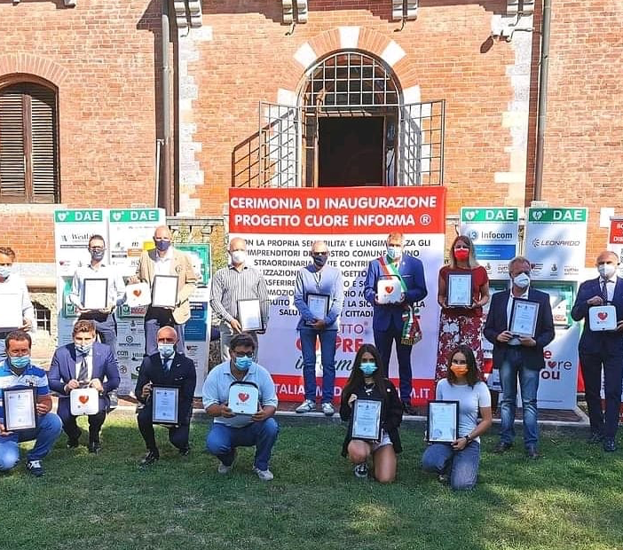 «Voi piccoli imprenditori di Samarate, colpiti dalla pandemia, eppure avete aiutato con i defibrillatori»