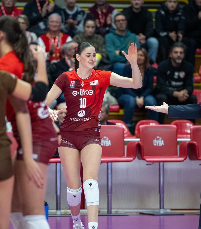 Coach Enrico Barbolini si prende il &quot;cinque&quot; da Benedetta Sartori e, idealmente, da tutta la squadra