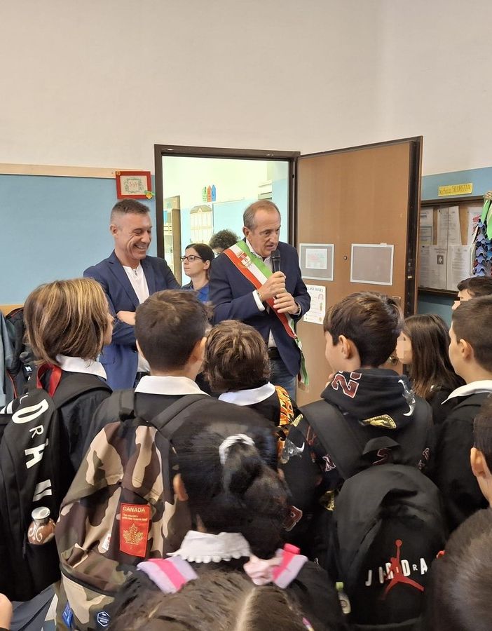 Il sindaco tra i bambini, con ilo consigliere Orsi