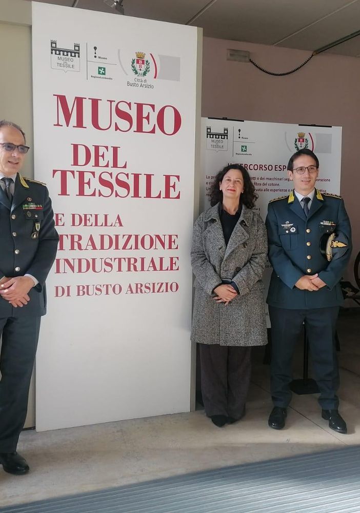 FOTO. Il comandante  provinciale della Guardia di Finanza, Crescenzo Sciaraffa, in visita al Museo del Tessile di Busto