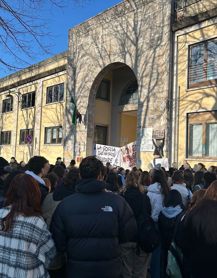 FOTO. Un centinaio di studenti in sciopero: «La goccia che ha fatto traboccare il Candiani»
