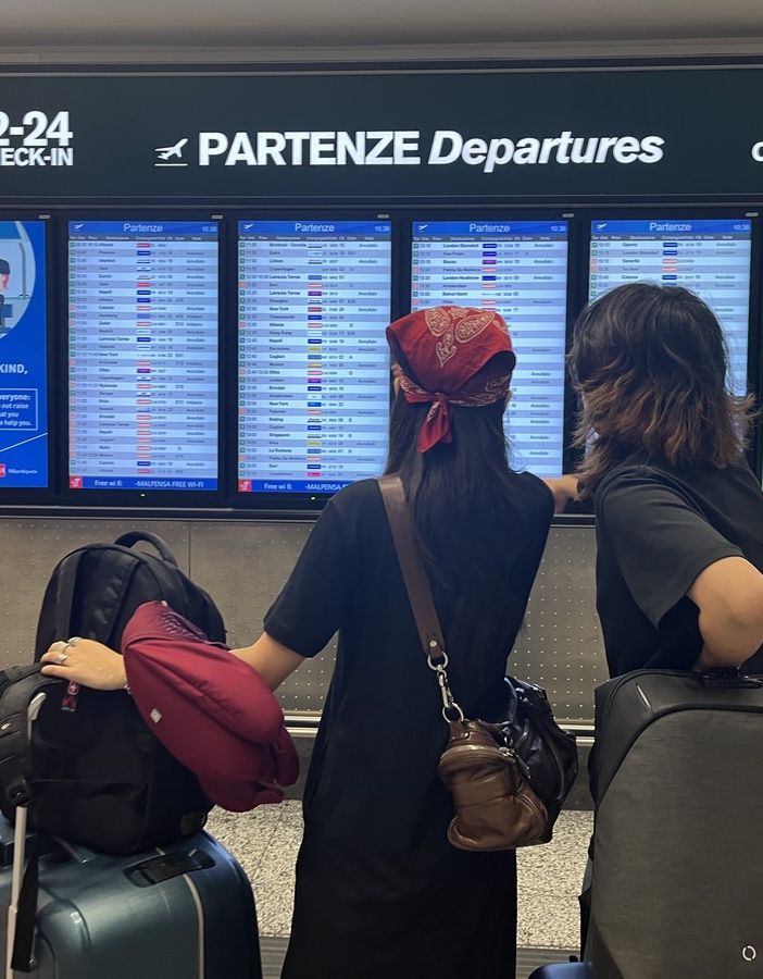 VIDEO E STORIE. A Malpensa tra sconforto e speranze tutti con gli occhi incollati a tabelloni e app. «Scioperare è un diritto, ma anche viaggiare»