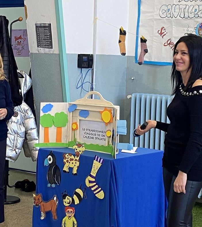 «Diverso non vuol dire sbagliato». La scuola primaria Rossi festeggia la giornata dei calzini spaiati
