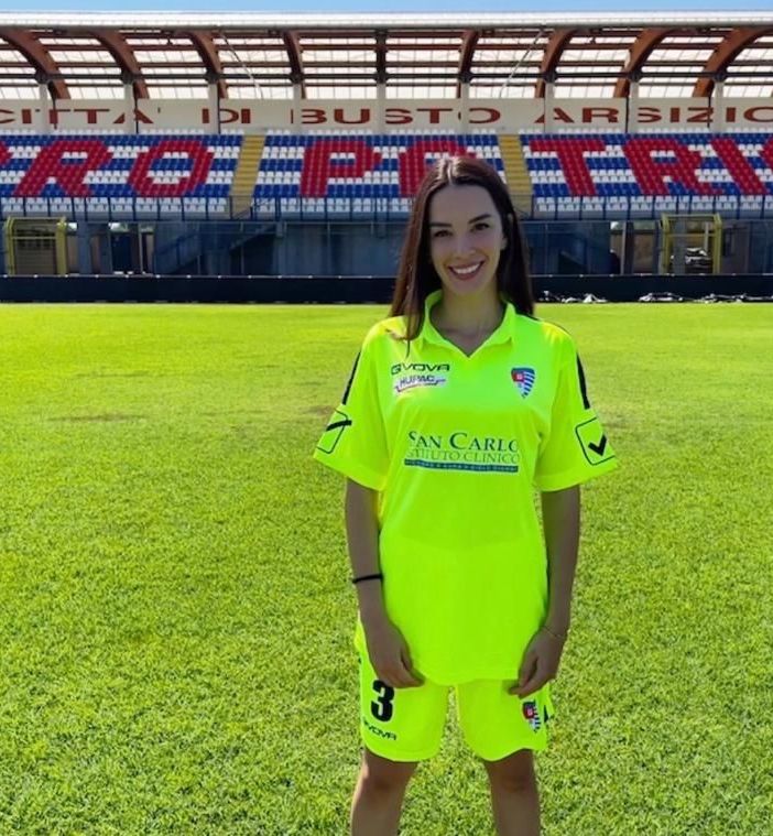 La vicepresidente Stefania Salmerigo con la nuova maglia